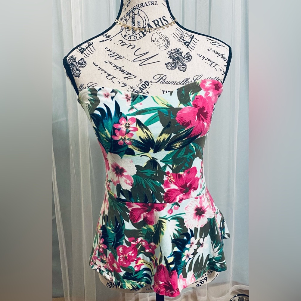 Express sleeveless floral shirt.  Peplum style 🌺🌺